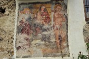 97 Affresco con Madonna e Santi sulla facciata di Casa Annovazzi a Cantello 